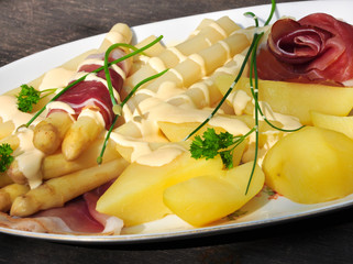 Frischer Spargel mit Hollandaise