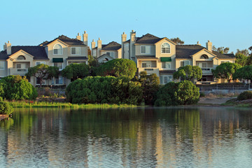 Fototapeta na wymiar Homes near a lake