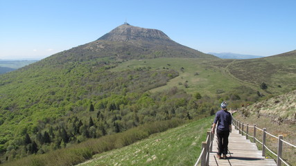 Randonneuse au pied du Puy de dôme © Julien Leblay