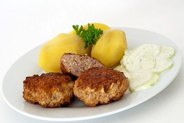 Frikadellen mit Kartoffeln & Gurkensalat