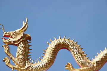 Fototapeta na wymiar dragon statue on roof of Na Kha temple, Wapipatum, Mahasarakam