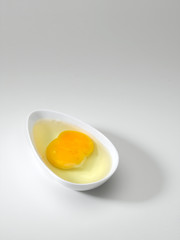 jaune d'oeuf dans un ramequin