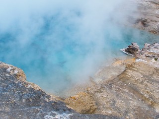Surplombant un geyser