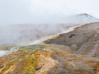 Rivière volcanique chaude