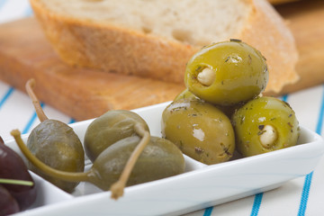 Grüne Oliven mit Brot