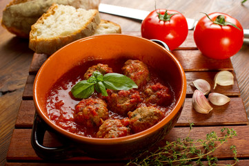 bowl with meatballs and slice bread- polpette e pane