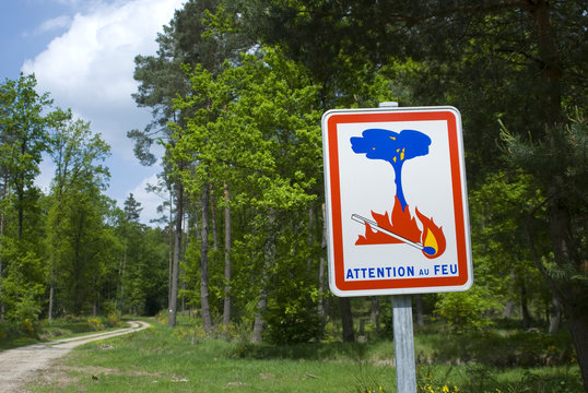 Achtung Waldbrandgefahr - Schild in Frankreich