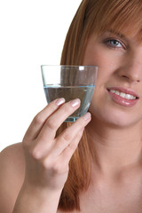 Portrait d'une femme avec un verre d'eau