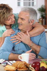 Portrait d'un couple de seniors au petit déjeuner