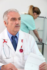 Portrait d'un médecin à son cabinet