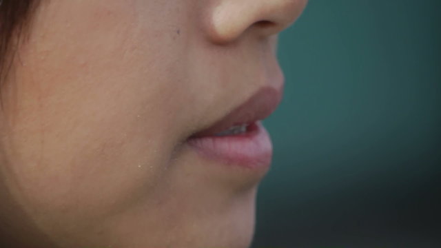 HD1080p Junge Frau beim rauchen