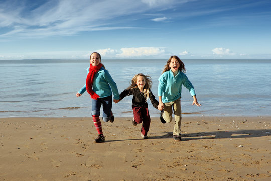 Trois enfants ensemble se tiennent lpar la main