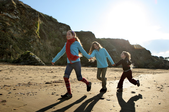 Trois enfants ensemble se tiennent lpar la main