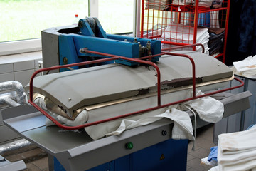 Drying and ironing rolling press