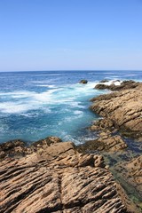 côte sauvage et eau turquoise