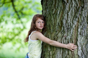 m&auml;dchen umarmt baum