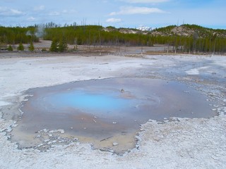 Geyser marron et bleu