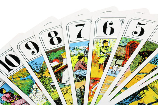 cartes de tarot sur fond blanc