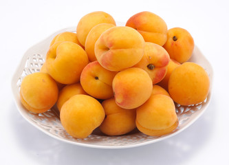 Albicocche su piatto bianco