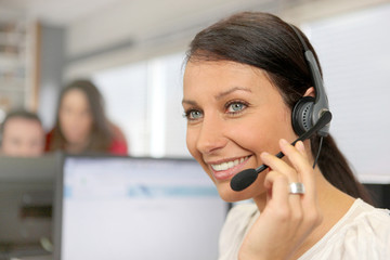 Portrait d'une téléopératrice souriante