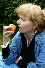 femme qui mange une pomme