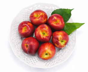 Pesche noci sul piatto