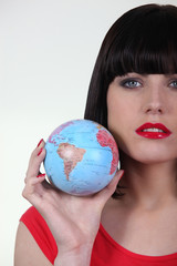 Portrait d'une  femme avec globe terrestre