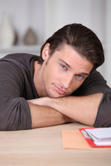 Obraz premium Portrait d'un bel homme brun