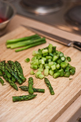 Cordon bleu mit grünem Spargel