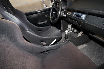 interno macchina sportiva