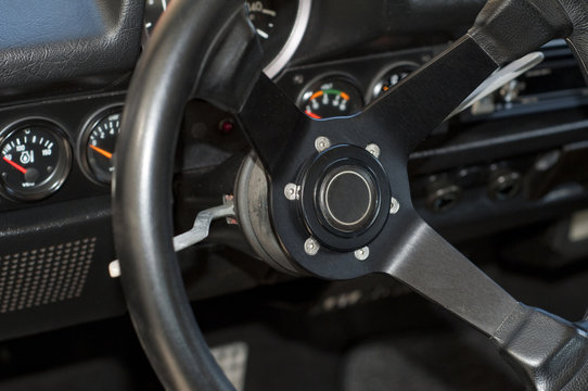 interno macchina sportiva