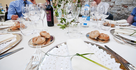 persone felici in ristorante