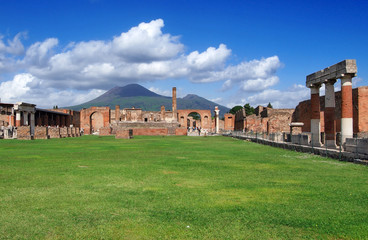 Fototapeta na wymiar Widok z ruin Pompei i Wezuwiusza wulkan w tle.