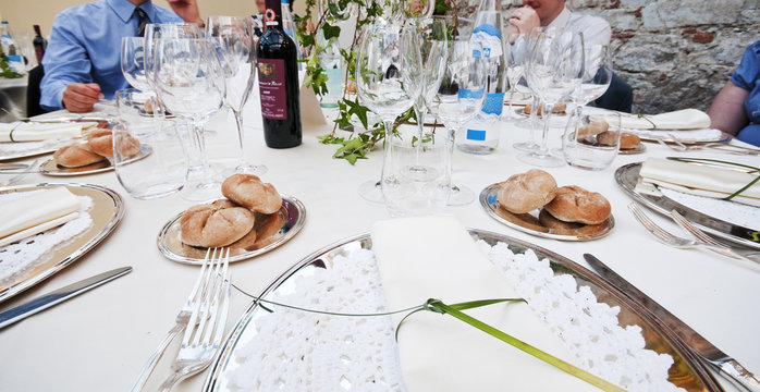 persone felici in ristorante