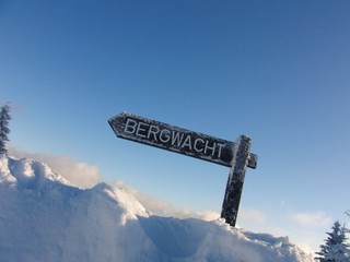 Bergwachtschild im Schnee