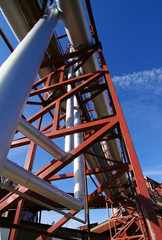 Fototapeta na wymiar Strefa przemysłowa, rurociągi stalowe i struktury wsparcia na niebiesko