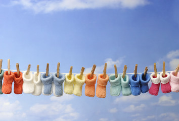 baby concept: chaussons de bébé sur fil à linge