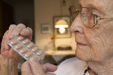 Seniorin mit Tabletten