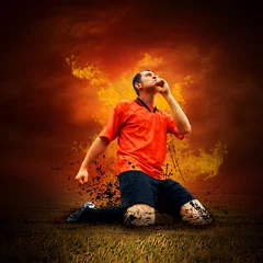 Selbstklebende Fototapeten Fußballspieler in Feuerflamme auf dem Feld im Freien © Andrii IURLOV
