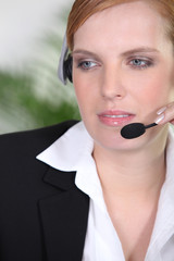Jeune femme avec micro-casque