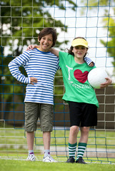 Zwei Kinder im Tor © Claudia Paulussen