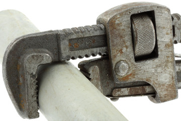 clé à griffe de plombier et tuyau, fond blanc