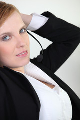 Jeune femme avec micro-casque