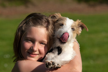 Kind hält einen Hund auf dem Arm