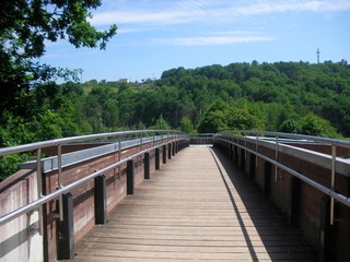 Naklejka premium puente sobre el río miño
