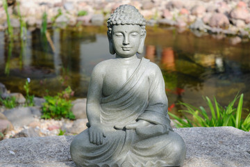 Budda vor Gartenteich