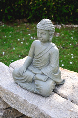 Buddha auf asiatischer Steinbank