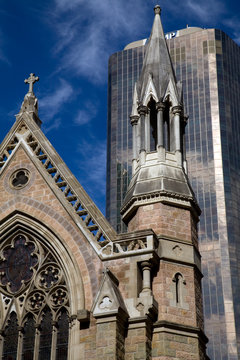 Kirche umgeben von Wolkenkratzern