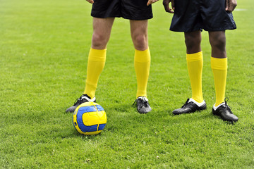 Fototapeta premium Zwei Fussballspieler mit Fussball auf dem Fussballplatz