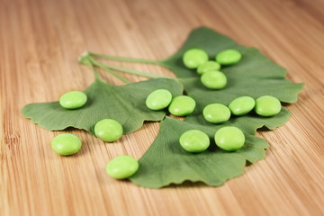ginkgoleafs with dragees